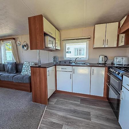 Great 6 Berth Caravan With Decking At Manor Park In Hunstanton Ref 23017B Buitenkant foto
