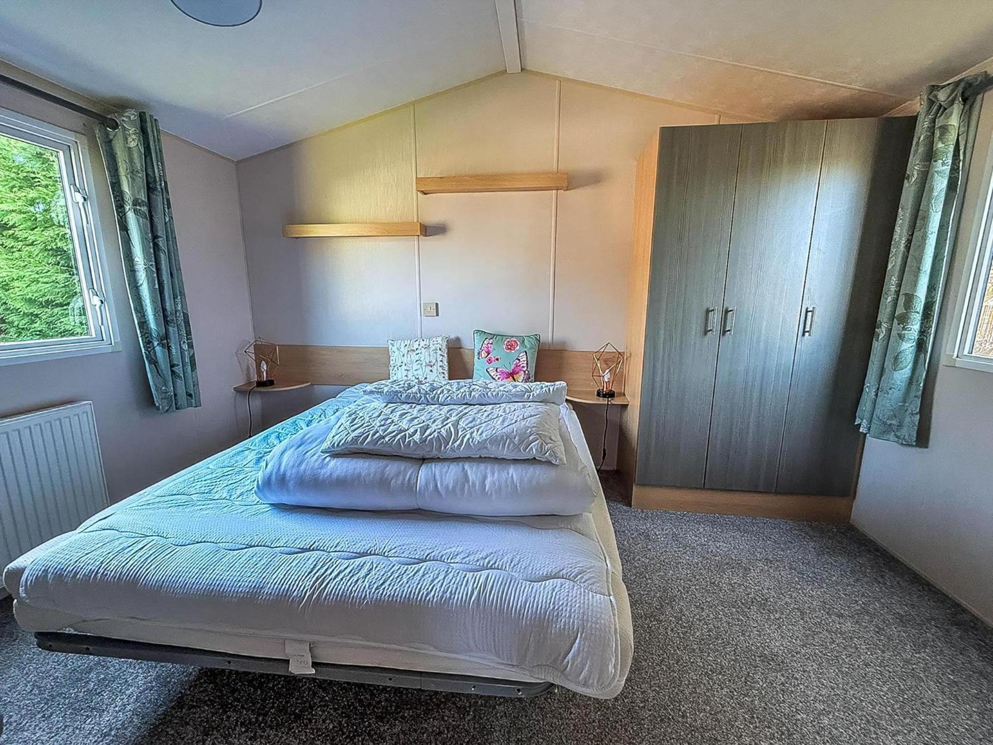 Great 6 Berth Caravan With Decking At Manor Park In Hunstanton Ref 23017B Buitenkant foto