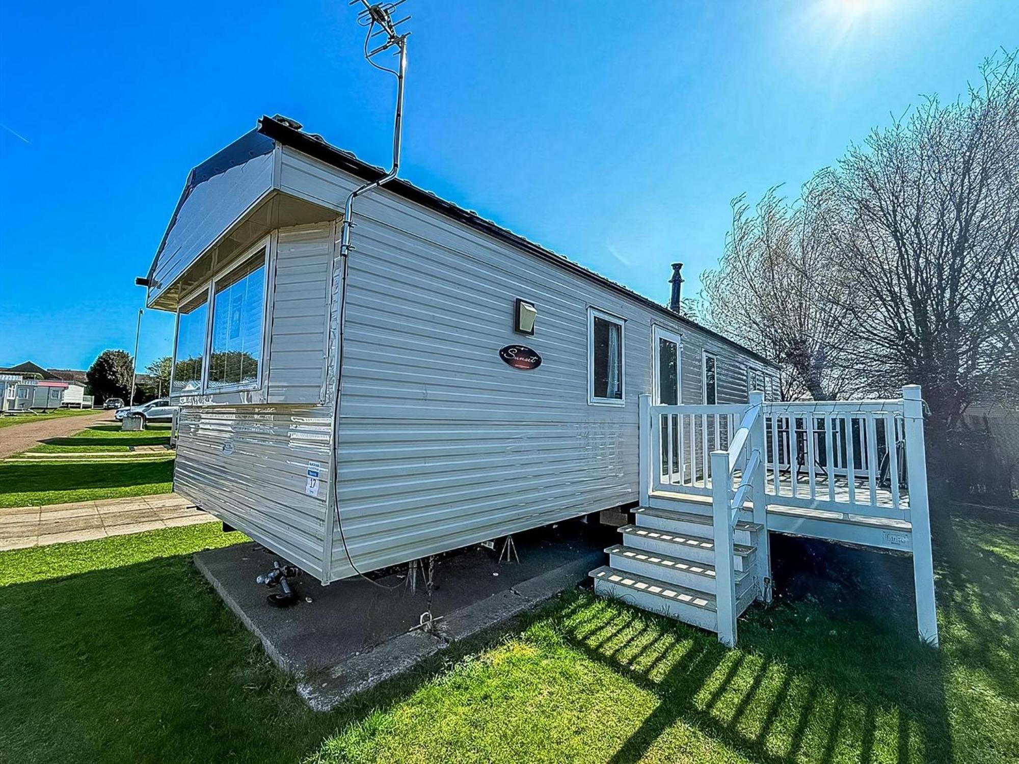 Great 6 Berth Caravan With Decking At Manor Park In Hunstanton Ref 23017B Buitenkant foto