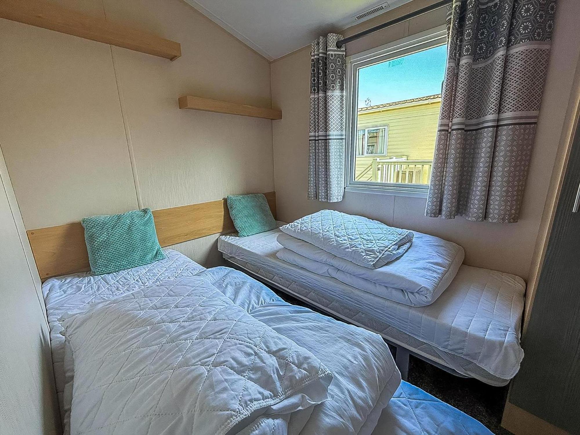 Great 6 Berth Caravan With Decking At Manor Park In Hunstanton Ref 23017B Buitenkant foto